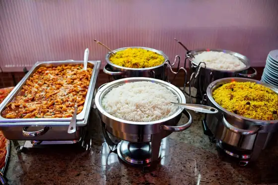 Pratos quentes no buffet: arroz, massa e acompanhamentos