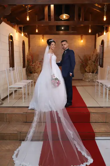 Noiva na capela, com o véu sobre o tapete vermelho