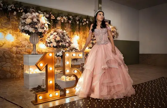 Debutante ao lado do número 15 luminoso