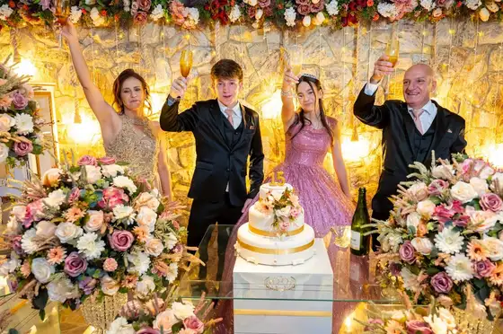 Debutante e família no brinde