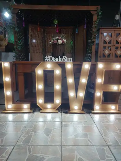 Letreiro LOVE iluminado