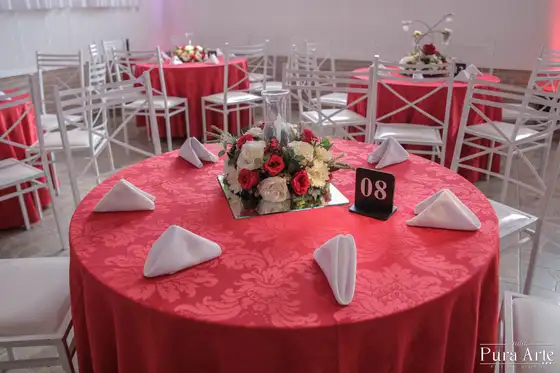 Mesa de convidados com toalha vermelha
