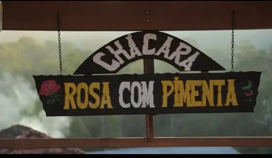 Placa de madeira na entrada da Chácara Rosa com Pimenta