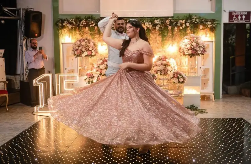 Debutante girando o vestido na pista