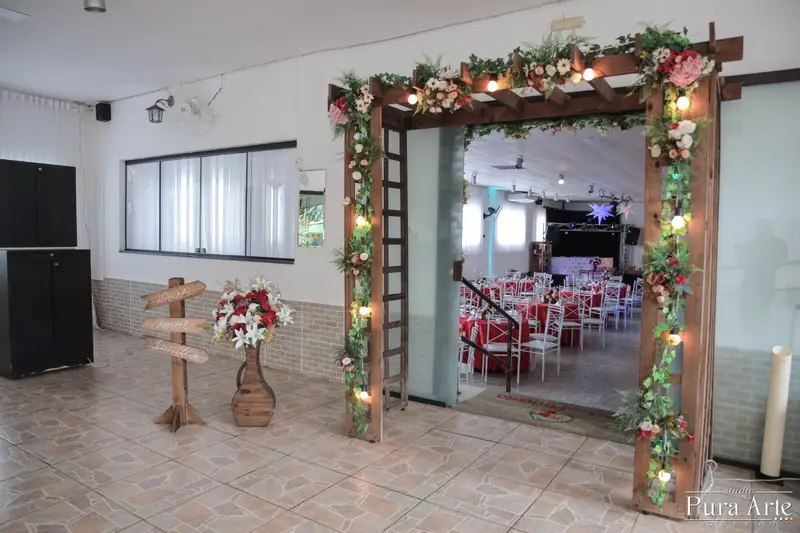 Portal florido na entrada do salão