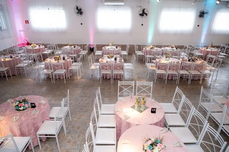 Salão de festa com mesas montadas